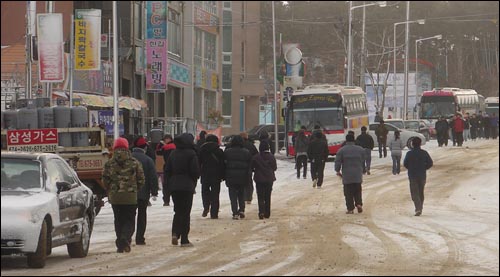 아쉬움울 뒤로 하고 만리포 해변에 도착한 자원봉사자들이 발길을 돌리고 있다. 