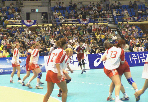  올림픽 1년 뒤 덴마크를 초청 해 열린 리턴매치. 한국 여자핸드볼 대표팀의 완승으로 끝났다.