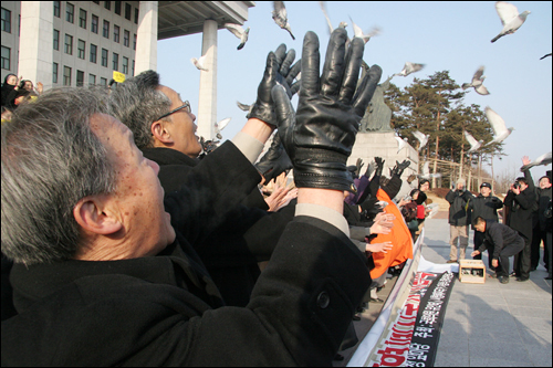 사형폐지국가 기념식 준비위원회는 지난 2007년 12월 30일 오후 국회의사당 앞에서 '사형폐지국가기념식'을 개최했다. 참석자들이 수감중인 64명의 사형수를 상징하는 64마리의 비둘기를 날리고 있다.
