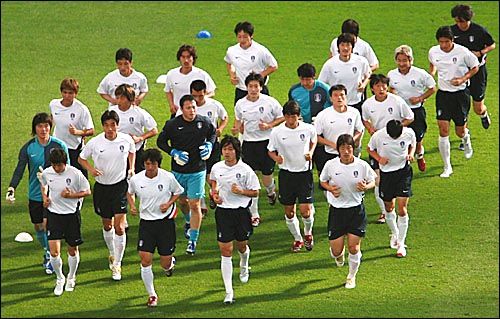  성인대표팀은 2008년 '7회 연속 월드컵 본선진출'에 도전한다.