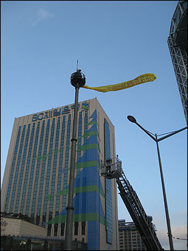  코스콤 비정규직 노동자 황아무개씨가 서울 종로 보신각 앞 CCTV탑 위에서 고공농성을 하고 있다.