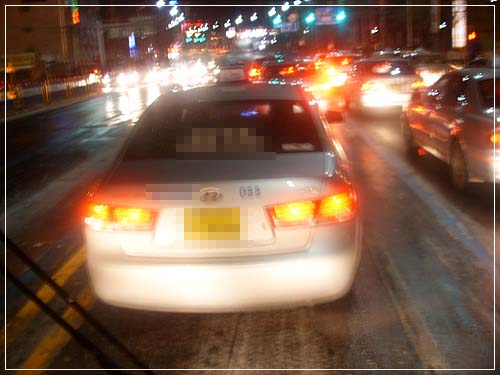 파란선 안 버스전용 차선으로 무법자처럼 진입을 한 영업용 택시