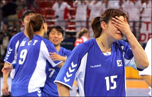  헬리니코 스타디움에서 열린 올림픽 핸드볼 여자 결승전에서 덴마크에 아쉽게 패한 한국팀 주장 이상은(오른쪽)등 선수들이 눈물을 흘리며 퇴장하고 있다.

2004.8.29