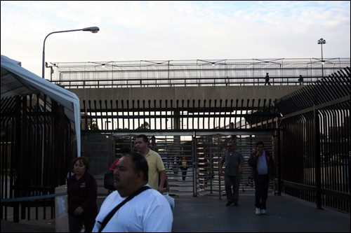 미국-멕시코 국경을 빠져 나오는 사람들.