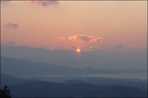 봉화산 일출 봉화산은 우리 동네 뒷산이다. 봉화산에서 보면 순천만이 보인다. 아침 5시 30분에 산에 올라 두 시간 남짓 기다린 뒤에야 무자년 새해 첫 해를 볼 수 있었다. 