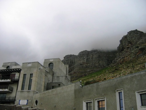 정상이 짙은 구름에 싸인 테이블마운틴.앞쪽 건물은 케이블카 타는 곳.