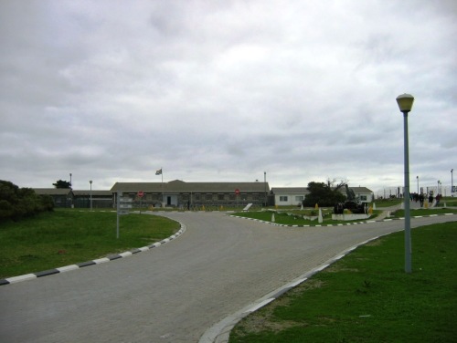 로벤 아일랜드 교도소 행정빌딩과 곡사포
