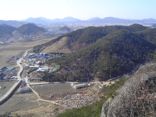 산 기슭에 보이는 짓고 있는 집이 노무현 대통령 사저이다. 