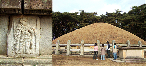 경주 괘릉 앞에서. (왼쪽)둘레돌(호석)에 새겨진 십이지신상 가운데 원숭이(申).  　