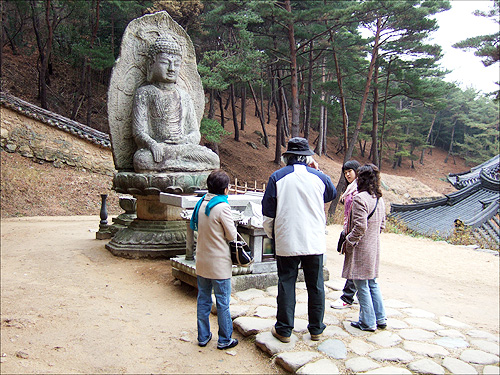 신라 시대의 보리사터로 추정되는 곳에 남아 있는 경주 남산미륵곡석불좌상.  　