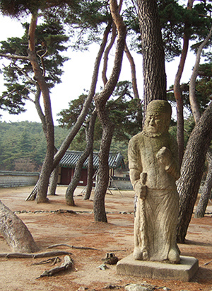 경주 괘릉 입구에 있는 당당한 모습의 무인석.  서역인의 얼굴이라 매우 인상적이었다.