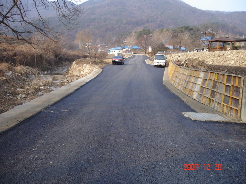 마을과 도예촌에 이르는 길. 예산이 남아 상신리로 연결된 길을 확장하여 포장했다. 