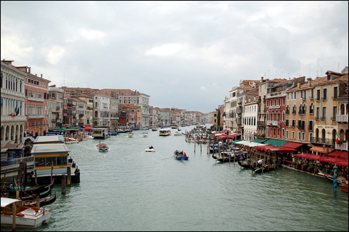 베네치아의 대운하를 중심으로 즐비하게 서있는 건물들