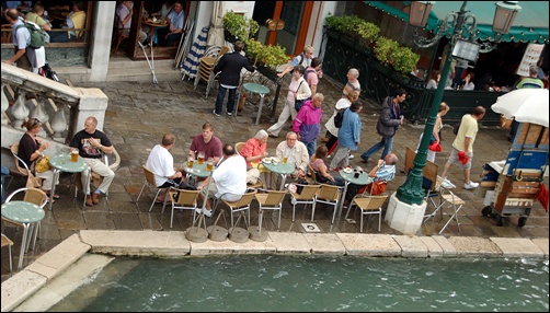 리알토 다리 주변에서 맥주를 즐기는 관광객들