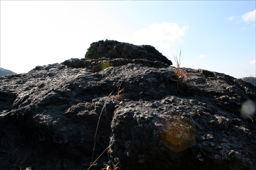 김유신이 단칼에 반토막을 내었다는 큰 바위덩어리. 단석산 정상 인근에 있다.