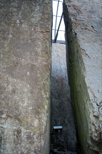 국보 199호가 새겨져 있는 단석산의 상인암. 지금은 하늘이 열려 있으나 신라 시대에는 기와 지붕을 이은, 신라 최초의 석굴 사원으로 인정되고 있다.
