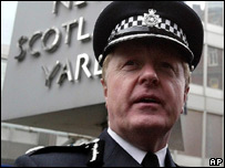 2007년 11월 7일 런던시의회라는 주민대의기관에서 불신밈 사퇴결의안이 통과된 최초의 런던경찰청장이 되었다.