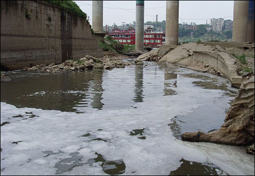 양쯔강에서 가장 큰 지류인 자링(嘉陵)강으로 흐르는 한 하천. 한때 상수원으로 쓰였던 이 하천은 무차별적으로 버려진 산업폐수와 생활오수 때문에 썩은 냄새가 나고 손을 담그기도 힘들 정도로 오염됐다.