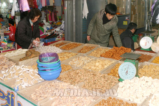 2일 제주시 민속오일시장에서 과자를 팔고 있는 가족 박은자씨(좌), 이경환군(중), 이복현씨.