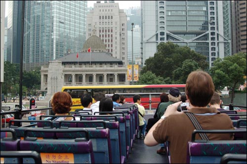 2층 버스를 타고 홍콩섬을 관광하는 여행객들.