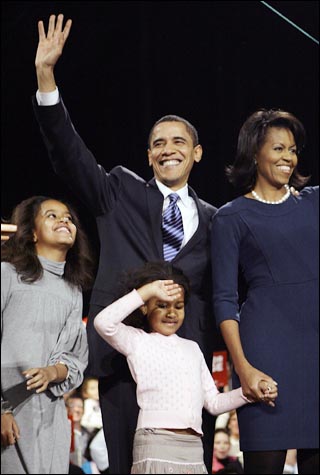 올해 1월 3일, 민주당 아이오와주 전당대회에서 경선에 승리한 버락 오바마 상원의원이 부인 미셀, 딸 맬리아(왼쪽), 사샤(가운데)와 함께 지지자들에게 손을 흔들고 있다.