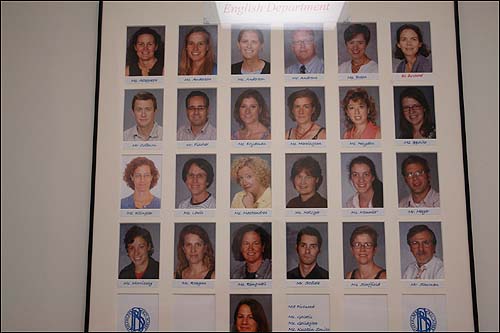 미국 보스톤의 브룩라인 고등학교 영어과 교사들 사진을 모아놓은 게시판.