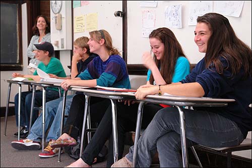 미국 보스톤 브룩라인 고등학교 학생들의 영어 글쓰기 수업 장면. 수업 내용이 재미있어서 그런지 학생들의 표정이 무척 밝다.