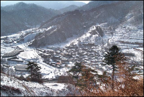 산 속에 둘러싸여 있는 작은 마을이에요. 산골 마을에 하얀 눈이 쌓여 더욱 멋진 풍경이었답니다.