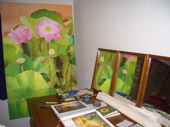  오로빌리안인 그가 그린 유화 연꽃은 인도 타밀나드주 코다이카날에 있는 아트윅스 갤러리에서 판매되고 있다. 