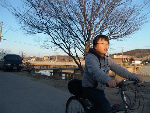 자전거를 타고 둑방길을 가는 아이