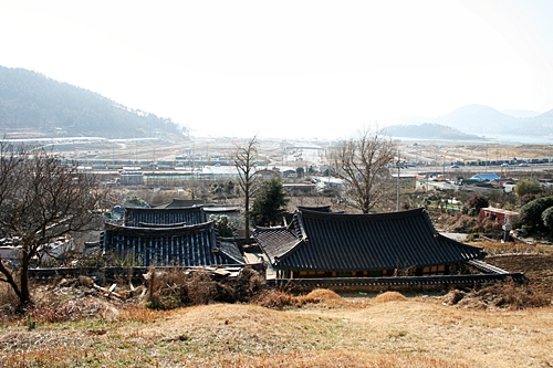 오충사를 내려다 본 풍경 마을을 지나 바다가 보인다.