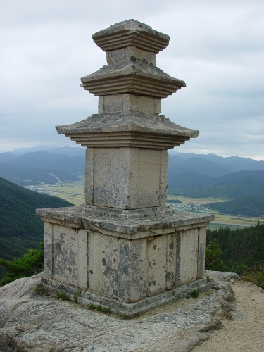 남산의 정상부 가까운 곳에 서있는 용장사지 3층석탑