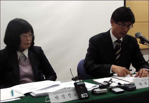 한국타이어 노동자 돌연사 원인에 대해 역학조사단이 중간발표를 하고 있다.
