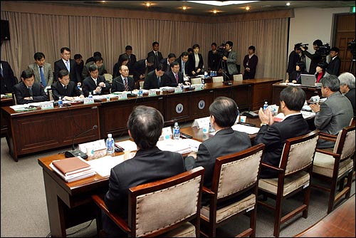 김대식 인수위 사회문화교육분과위 위원(왼쪽)이 8일 오후 서울 삼청동 극동문제연구소 대회의실에서 열린 방송위원회의 업무보고를 받고 있다.