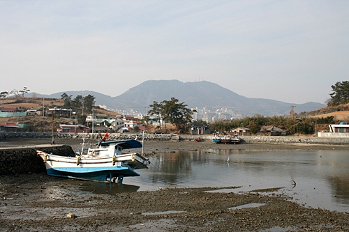 내동마을 풍경 작은 어선들이 정박할 수 있는 포구다.