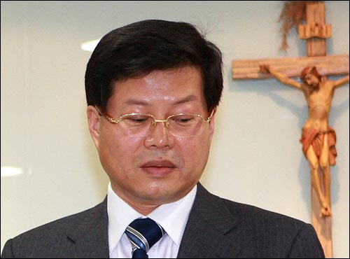 김용철 전 삼성그룹 법무팀장이 지난 1월 9일 제기동 천주교성당에서 열린 삼성그룹 특검에 대한 기자회견에 들어오고 있다.