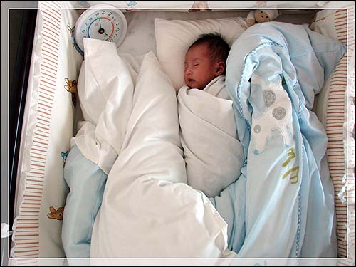 유난히 잠이 없는 아기는 귀에 "쉬익쉬~"라는 소리를 들려주면서 이렇게 포근하게 해 주면 잘 잡니다.  