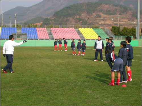 선택받은 상위 5% 대한축구협회는 지난 12월 경상남도 남해 스포츠파크에서 U-12(12세 이하) 대표팀 상비군 훈련을 했다. 기존의 학원 축구 선수들 외에도 클럽팀 선수들까지 선발, 획기적이라는 평가를 받았다. 이들은 전국의 수 많은 선수들 중 상위 5%에 해당한다. 