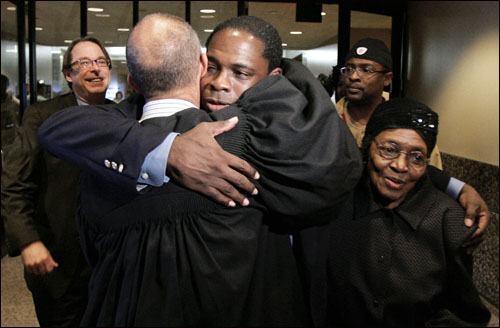 강간범으로 몰려 27년 동안 억울한 옥살이를 한 찰스 알렌 쳇맨(가운데 흑인)이 3일 텍사스 주 댈러스 카운티 법원에서 자신의 무죄를 선고한 존 크루조 판사와 포옹을 하고 있다. 