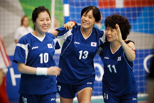  영화 '우리 생애 최고의 순간'의 세 주인공(사진 왼쪽부터 문소리, 김정은, 김지영)이 골을 성공시킨 뒤 어깨동무를 하며 기뻐하고 있다. 