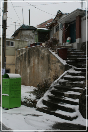 인천 골목길 특징을 잘 보여주는 계단.