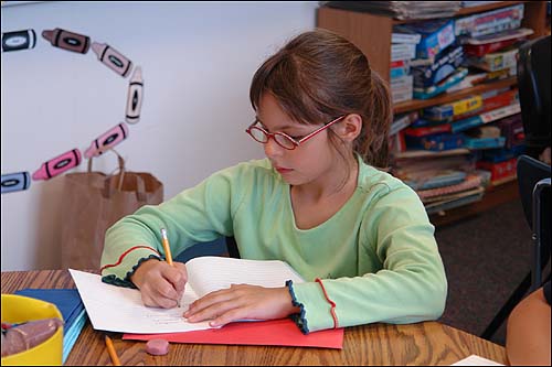 미국 보스톤 베이커 스쿨의 한 초등학생이 수업 시간에 글을 쓰고 있는 모습.