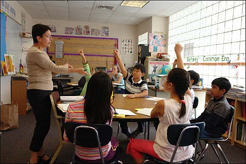 미국 보스톤의 베이커 스쿨에서 쉬마 컬스타인 교사가 수업을 하고 있는 장면. 쉬마 교사의 질문에 학생들이 서로 발표하겠다면서 손을 번쩍 들고 있다. 한국 학생들도 여러 명 보인다.