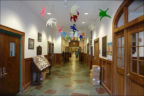 미국 보스톤 베이커 스쿨의 교실 복도. 천장에 달아 놓은 모빌이 인상적이다.