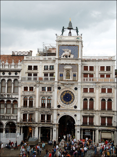 산 마르코 광장의 명물 중 하나인 '시계탑'