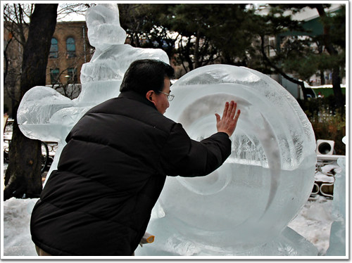 아이들이 손으로 만져 작품이 망가졌다. 담당자가 얼음 조각을 붙이는 모습 