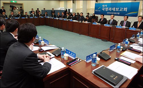  이명박 대통령 당선인이 13일 서울 삼청동 인수위원회 대회의실에서 열린 국정과제 1차 보고회에서 이경숙 인수위원장의 보고를 받고 있다.