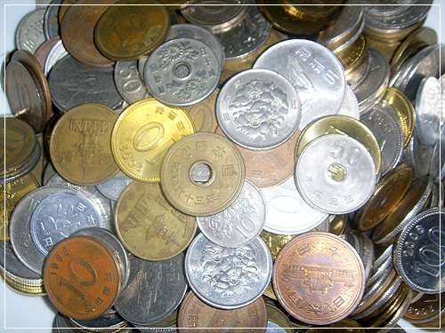 동전 중에는 해외여행에서 쓰고 남은 여러 나라의 외화도 있었다. 