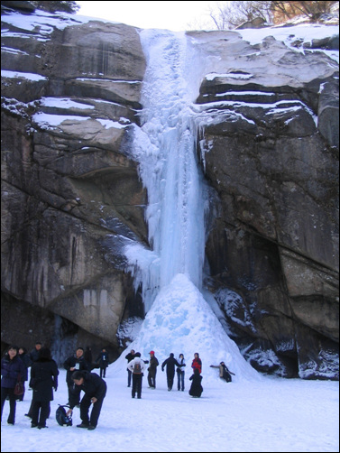 관광객들이 서있는 곳은 얼음 위로서 해빙되면 깊이 6m의 소가 됩니다.
