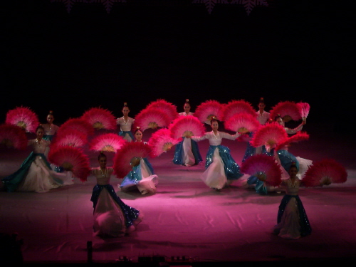 부천시 문화예술단의 부채춤 공연 모습